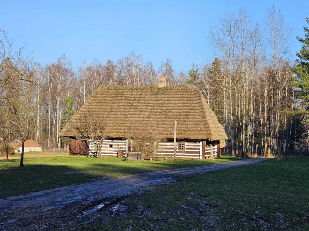 Adamczycha z serialu 1670 znajduje się w Kolbuszowej