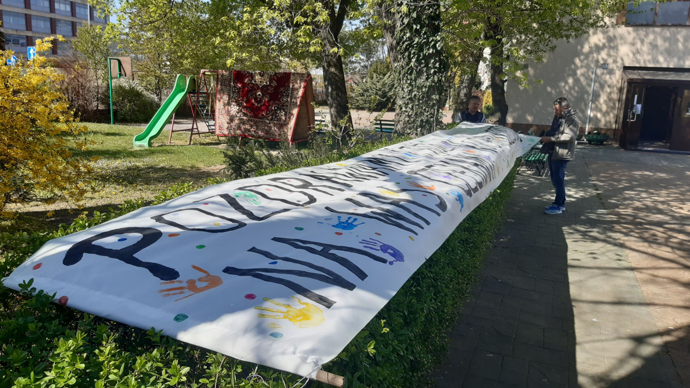 Na banerze można przeczytać: „Tęsknimy za Wami i czekamy” 