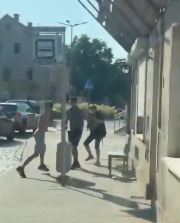 Półnagi mężczyzna z nożem gonił ludzi na ulicy. Dantejskie sceny we Wrocławiu