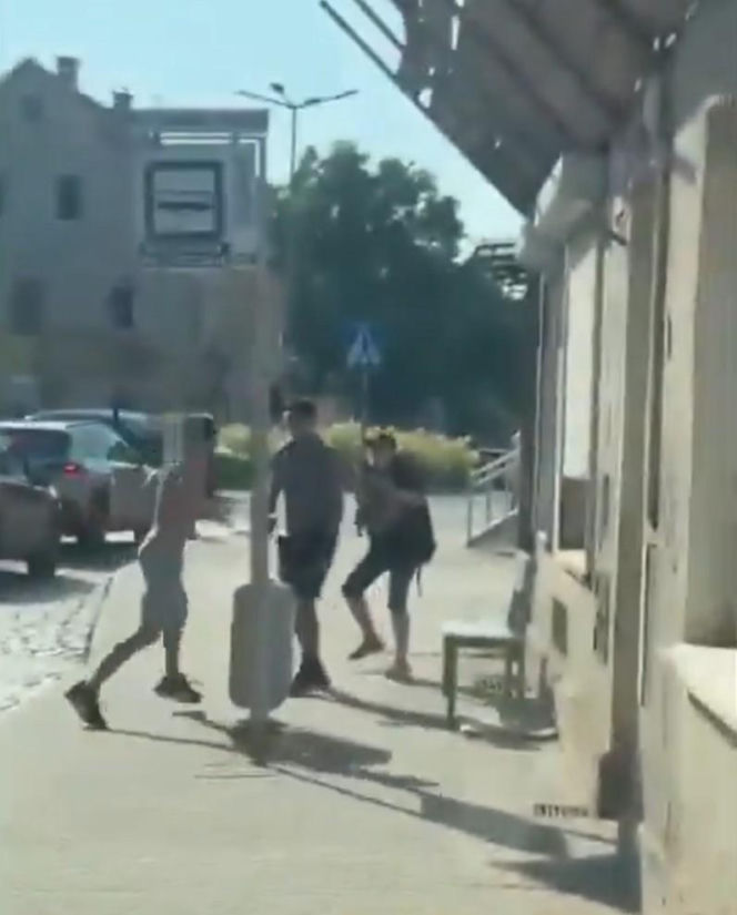 Półnagi mężczyzna z nożem gonił ludzi na ulicy. Dantejskie sceny we Wrocławiu