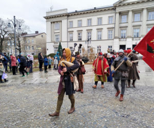 Król, rycerze i przyszła panna młoda. Królewksi orszak przeszdł przez centrum Radomia [FOTO]