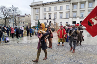 Król, rycerze i przyszła panna młoda. Królewski orszak przeszdł przez centrum Radomia [FOTO]