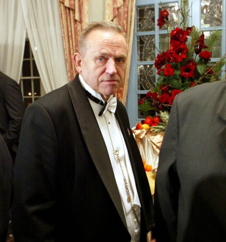 Polacy żądają: Zburzcie pomnik prałata Jankowskiego