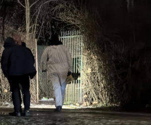 Kryminalni i technicy w białych kombinezonach na Mokotowie. Co się stalo?