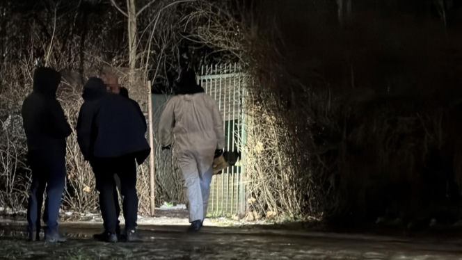 Kryminalni i technicy w białych kombinezonach na Mokotowie. Co się stalo?