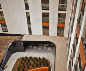 Apartamenty w budynku Piano House: widok na patio