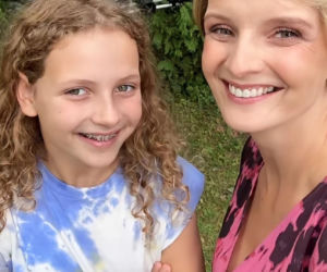 M jak miłość. Weronika (Ewelina Kudeń-Nowosielska), Pola (Hania Nowosielska) na planie