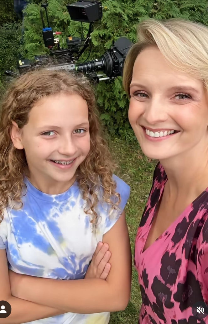 M jak miłość. Weronika (Ewelina Kudeń-Nowosielska), Pola (Hania Nowosielska) na planie