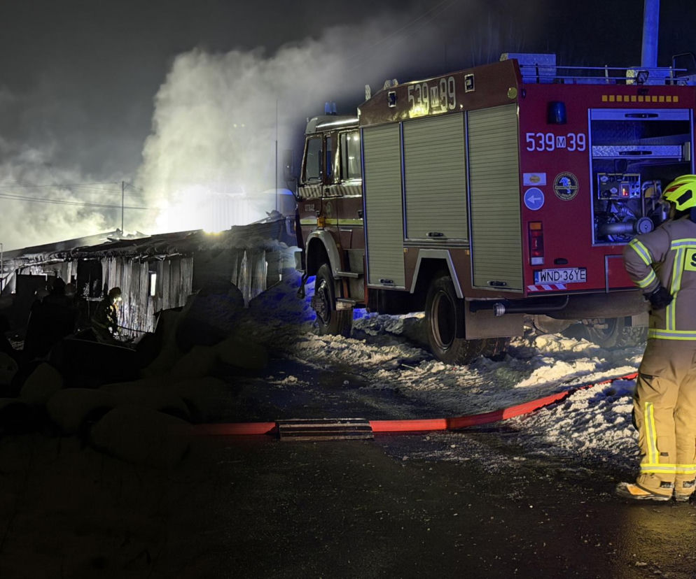 Duży pożar hali pod Warszawą