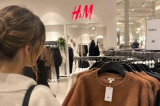 Cynamonowy sweter z H&M hitem zimy 2026/2027. W składzie ma wełnę i moher
