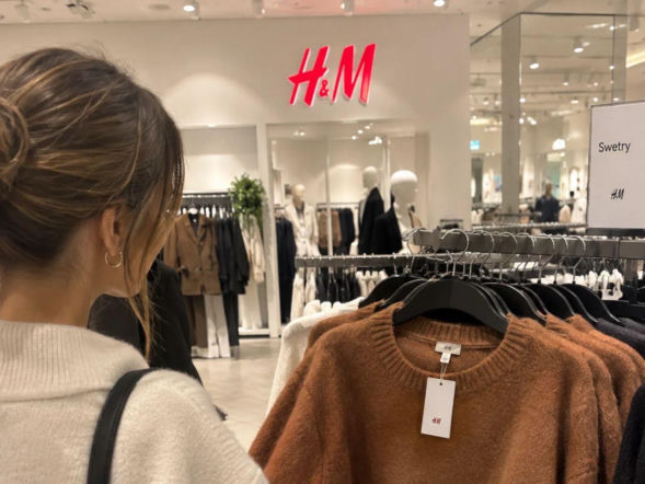 Cynamonowy sweter z H&M hitem zimy 2026/2027. W składzie ma wełnę i moher