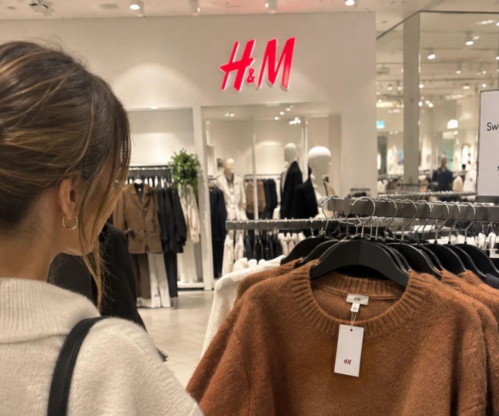 Ten cynamonowy sweter z H&M może być hitem zimy 2026/2027. Skład? Wełna i moher