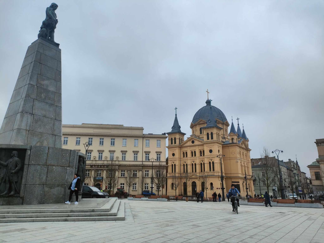 Plac wolności kilka dni przed otwarciem! Już odwiedzają go pierwsi łodzianie [ZDJĘCIA]