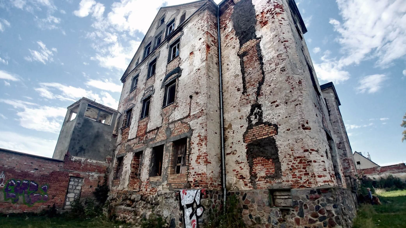 Ruiny zamku w Ełku. Tajemnicze miejsce na półwyspie robi wrażenie [ZDJĘCIA]
