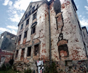 Ruiny zamku w Ełku. Tajemnicze miejsce na półwyspie robi wrażenie [ZDJĘCIA]