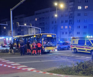Rozpędzonym audi wjechał w autobus. Zdjęcia szokują