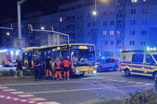 Rozpędzonym audi wjechał w autobus. Zdjęcia szokują