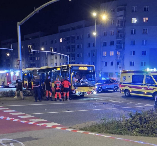 Rozpędzonym audi wjechał w autobus. Zdjęcia szokują