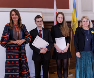 Dominika Kulczyk wręcza stypendia i otrzymuje medal