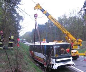 Autobus z dziećmi wypadł z drogi 