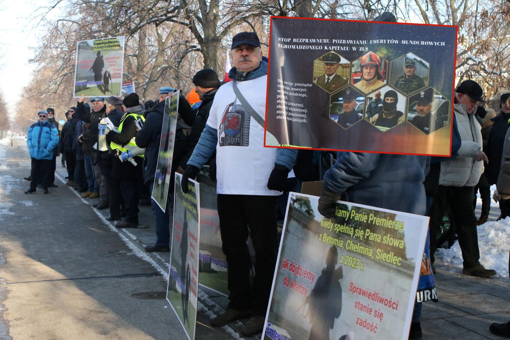 Mundurowi emeryci płacą składki, których nigdy nie zobaczą. Mówią: dość! "Wstyd mi z…
