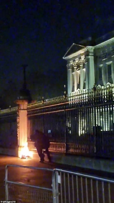Pałac Buckingham podpalony! Płomienie w rezydencji rodziny królewskiej