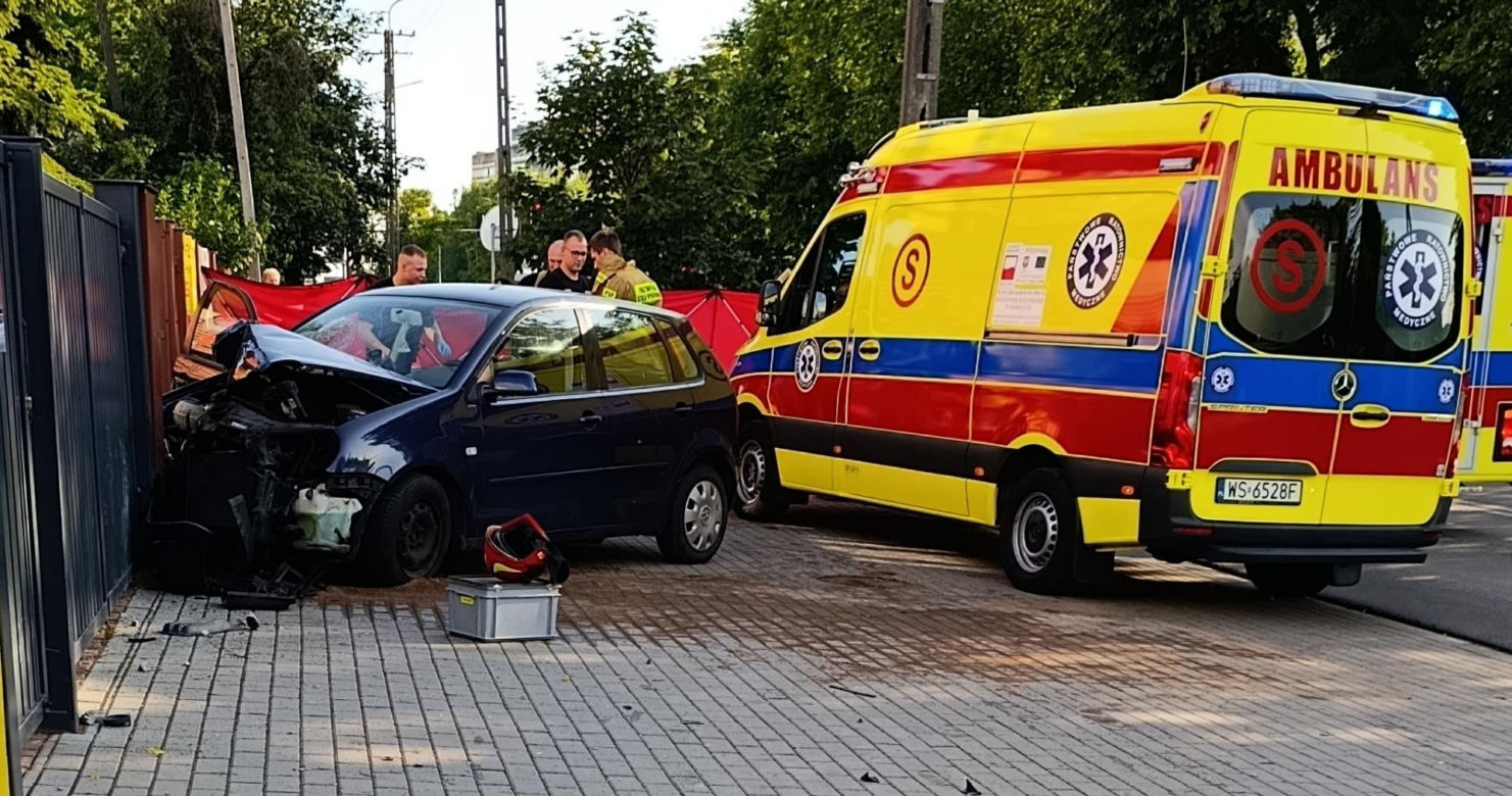 Rąbnął w ogrodzenie zabił pasażerkę