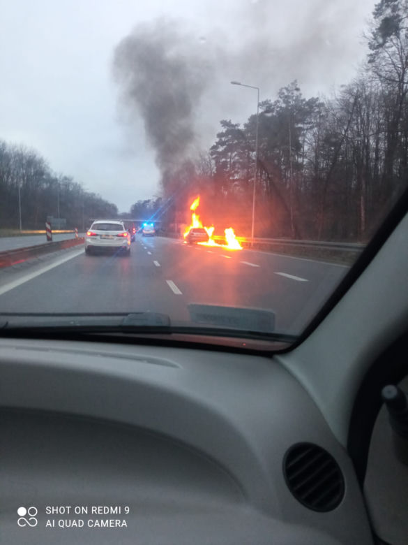 Pożar samochodu na DK88 w Gliwicach