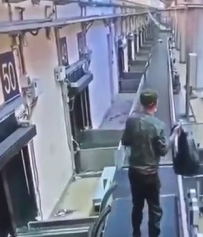 Spóźnił się na samolot do Rzeszowa. Wszedł na taśmę bagażową jak Bruce Willis