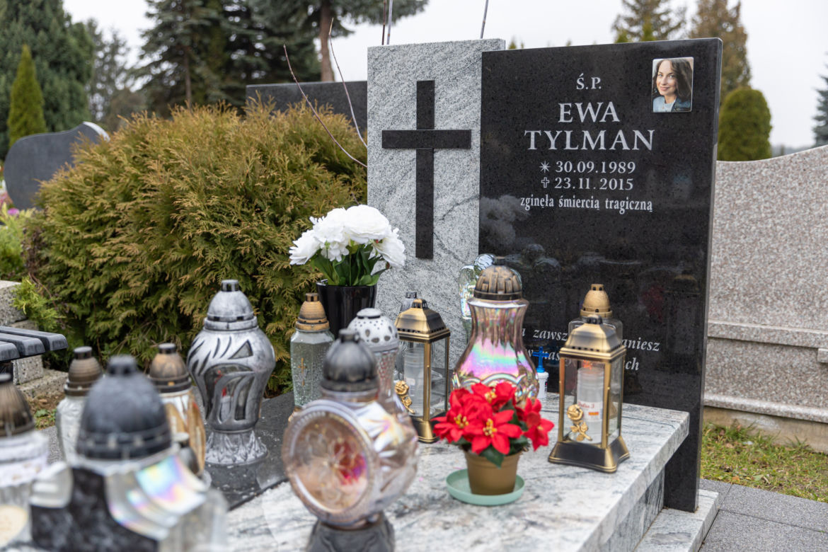 Tak dziś wygląda grób Ewy Tylman. Nad tą mogiłą wylało się morze łez