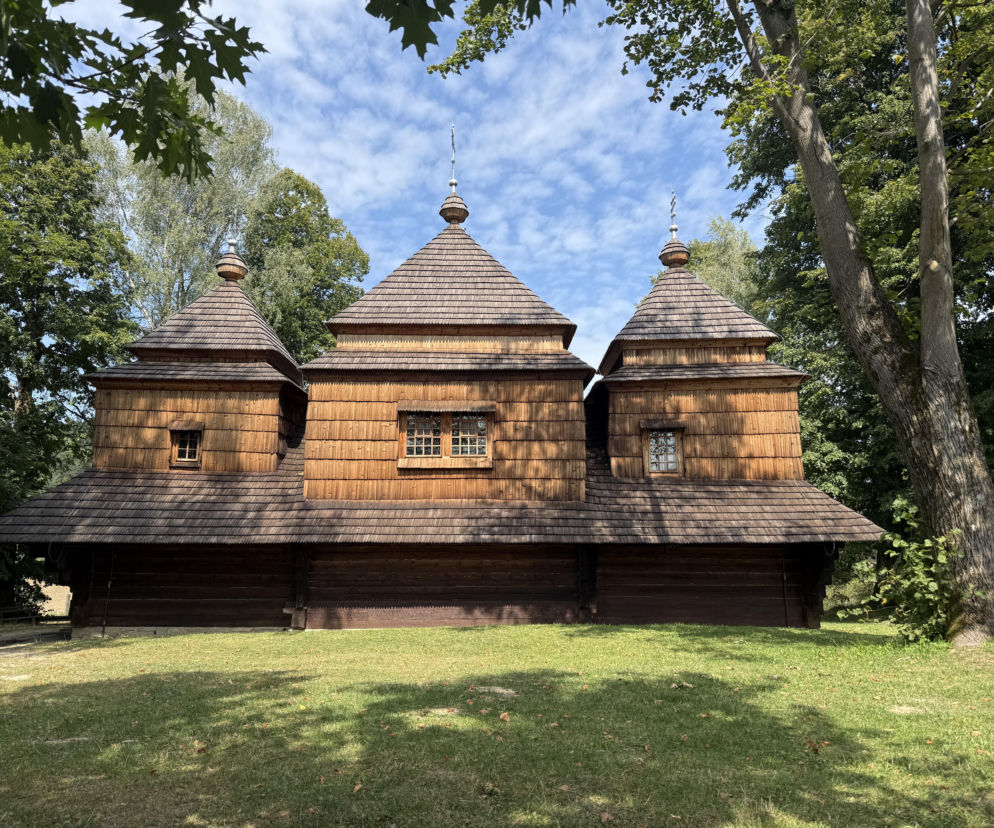 Drewniana cerkiew w Smolniku o trzech bryłach krytych gontem. O tym zabytku UNESCO przeczytasz w serwisie Architektura.