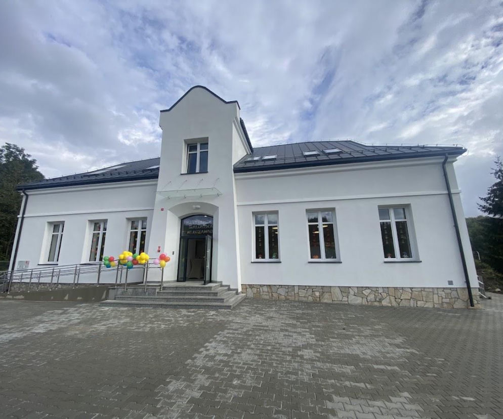  Zabytkowy dworek w Klęczanach  dostał nowy wygląd.   Zmiany są duże!