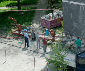 Robotnicy runęli razem z zerwaną windą