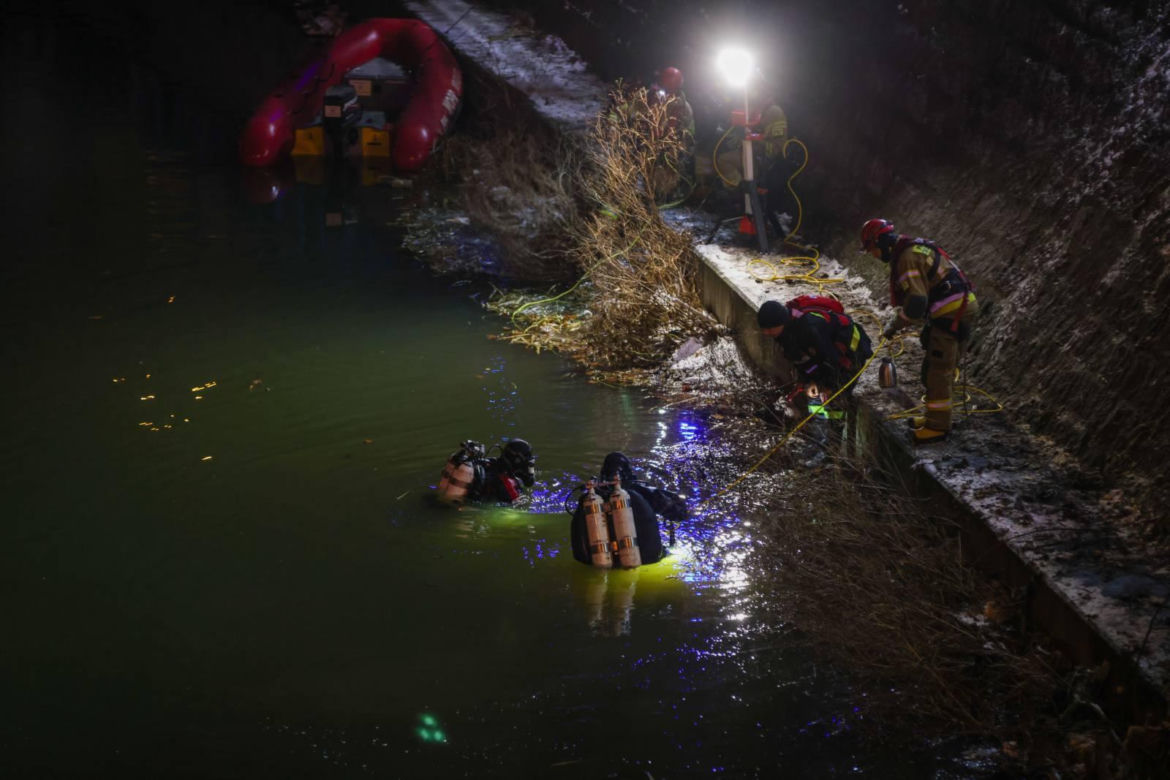 Driftujący kierowca wpadł autem do Odry we Wrocławiu