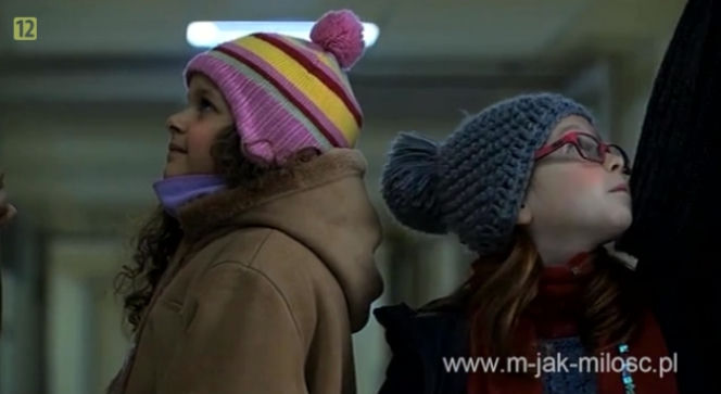 M jak miłość. Ania (Weronika Wachowska), Julia (Emilia Dankwa)