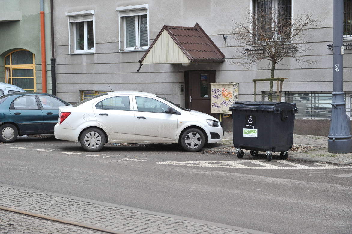  Śmieciowy absurd przy Czynszowej. Nie ma miejsca na altanę śmietnikową 