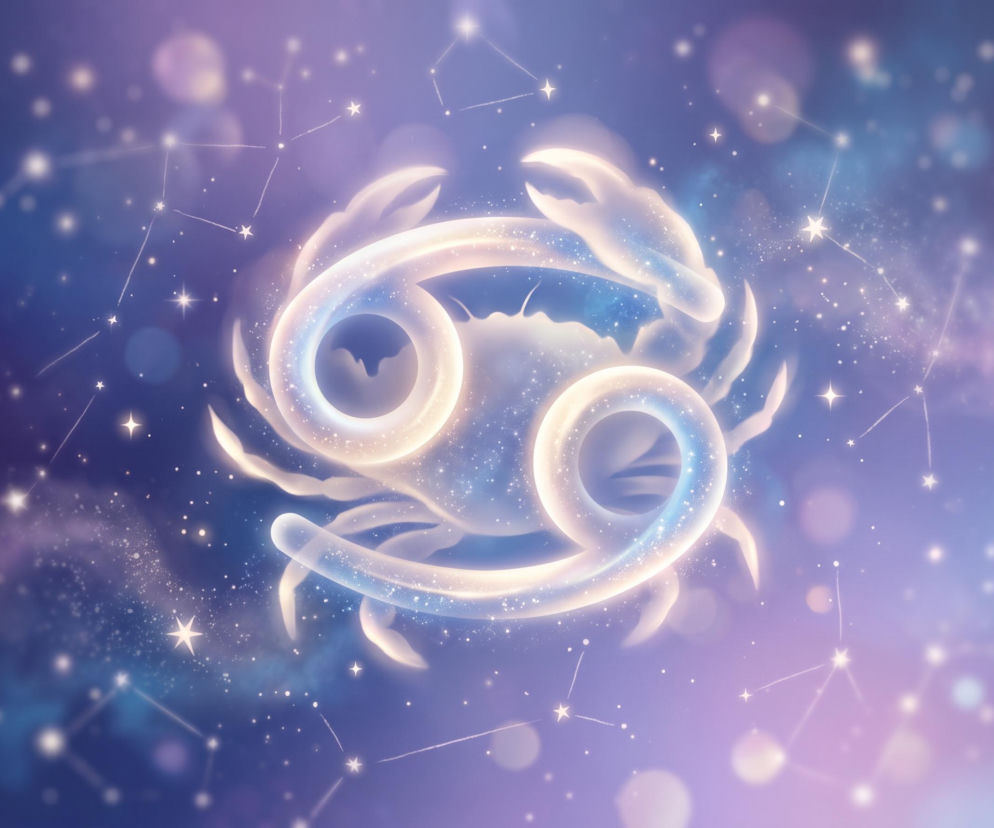 Świecący symbol zodiakalnego Raka na tle gwieździstego nieba i konstelacji. O horoskopie dla Raka przeczytasz na Eska.