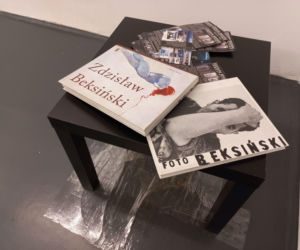 Wystawa słynnego malarza bez obrazów. Beksiński Nieoczywisty. Wystawa Fotografii i Grafik w MBWA w Lesznie