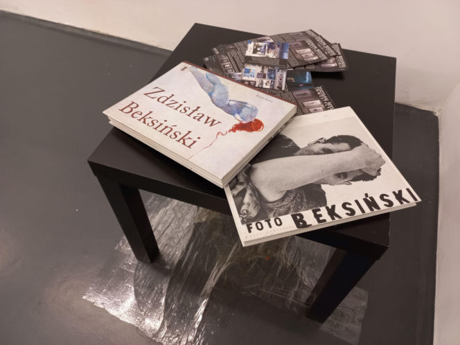 Wystawa słynnego malarza bez obrazów. "Beksiński Nieoczywisty. Wystawa Fotografii i Grafik" w MBWA w Lesznie