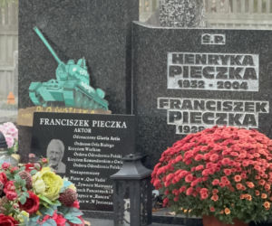 Fani „Rancza” od razu go rozpoznają. Niezwykły detal na grobie Franciszka Pieczki