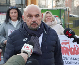Protest związkowców i pracowników marketów pod katowickim dyskontem. Przed świętami prosimy o jedno