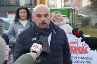 Protest związkowców i pracowników marketów pod katowickim dyskontem. Przed świętami prosimy o jedno