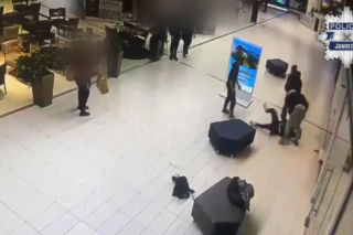 Brutalne pobicie w galerii handlowej. Skatowali ich na oczach klientów