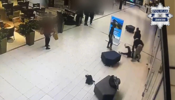 Brutalne pobicie w galerii handlowej. Skatowali ich na oczach klientów