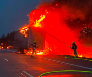 Pożar naczepy ciężarówki spowodował kilkugodzinne utrudnienia na A2