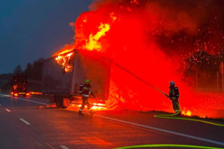 Pożar naczepy ciężarówki spowodował kilkugodzinne utrudnienia na A2