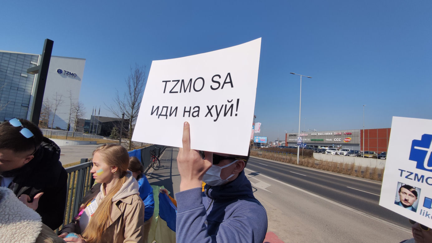 Protest pod siedzibą TZMO. Co dalej z Toruńskimi Zakładami Materiałów Opatrunkowych w Rosji?