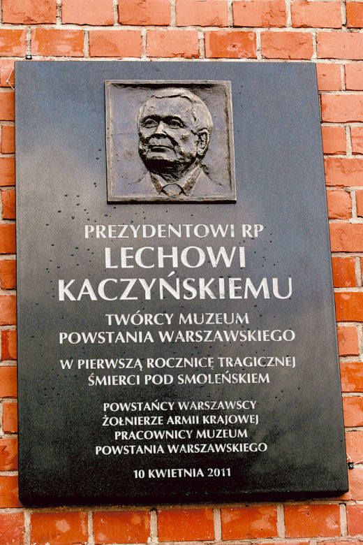 Tablica Lecha Kaczyńskiego w Muzeum Powstania
