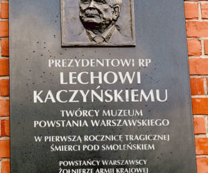 Tablica Lecha Kaczyńskiego w Muzeum Powstania