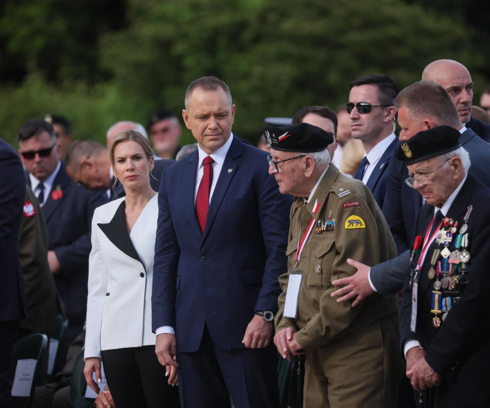 Prezydent RP Karol Nawrocki i pierwsza dama Marta Nawrocka podczas polowej mszy świętej na Polskim Cmentarzu Wojennym pod Monte Cassino